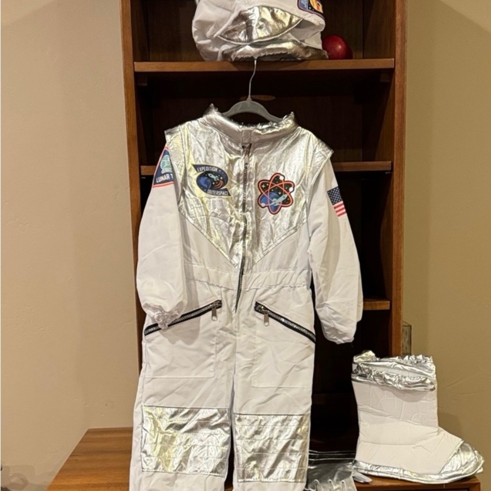 FAO Schwartz Astronaut Costume hat, gloves, boots included